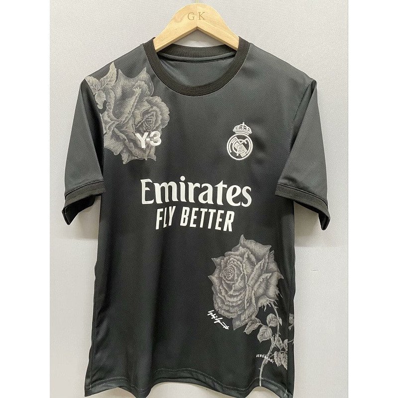 Foto de Adrián Navarro con su camiseta