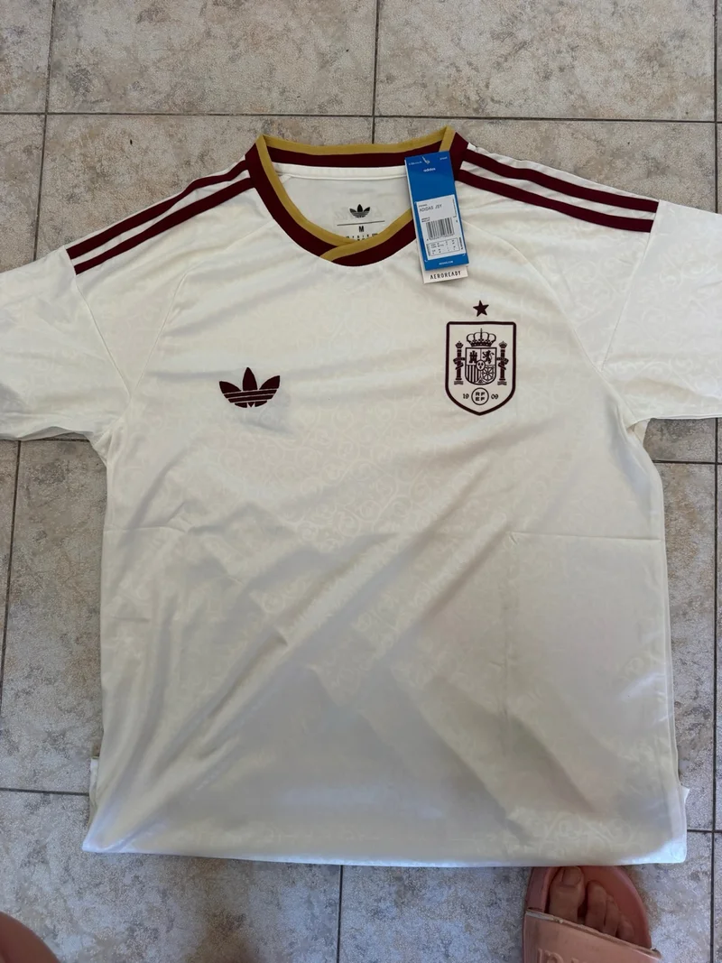 Foto de Adrián López con su camiseta